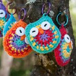 Crochet Owl Key Chain. Different colored owls on keyrings hanging on a tree || thecrochetspace.com