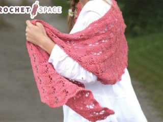 Crochet Pineapple Lace Shawl || thecrochetspace.com