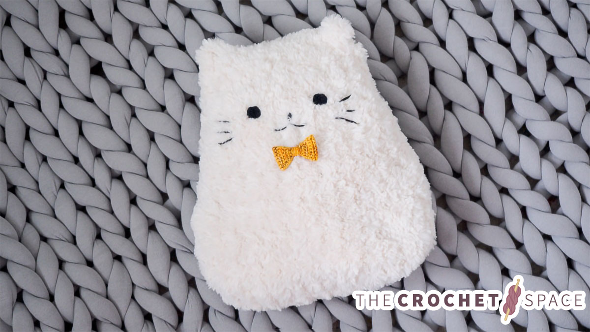 Crochet Plush Puss Pillow || thecrochetspace.com