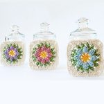 Crochet Primavera Granny Square. Three different colored squares with glassjars || thecrochetspace.com