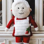 Crochet Ragdoll Mrs Claus. Standing up || thecrochetspace.com