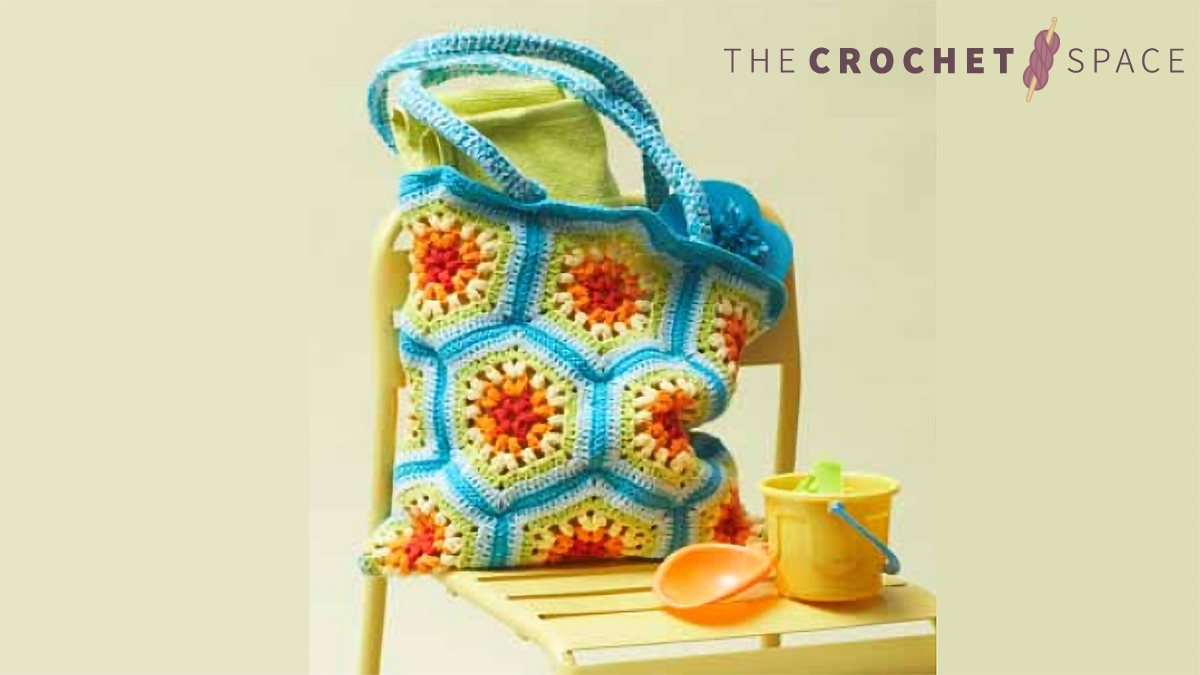 Crochet Rainbow Hexagon Beach Bag || thecrochetspace.com