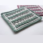 Crochet Raspberry Ripple Square. 2x squares in different colors. Image from the front || thecrochetspace.com