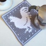 Crochet Rooster Hot Pad. Hot Pad with coffee pot standing on it. Crafted in grey and white || thecrochetspace.com