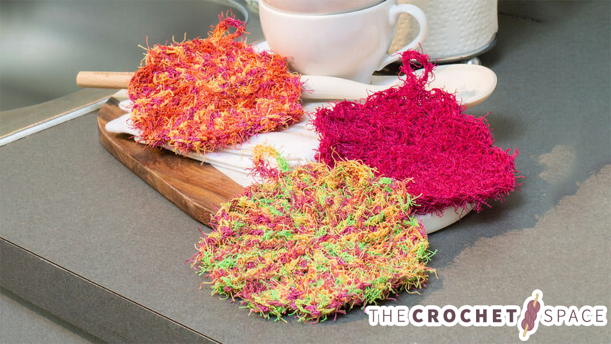 Crochet Scalloped Edge Scrubby || thecrochetspace.com