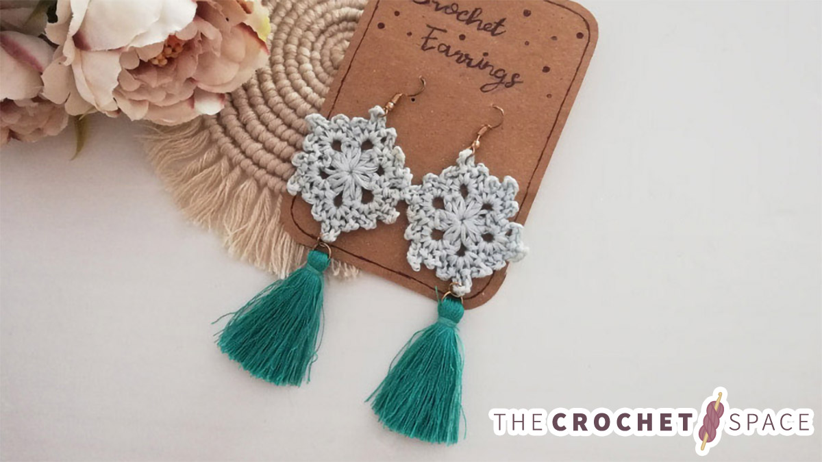 Crochet Snowflake Dangling Earrings || thecrochetspace.com