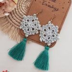Crochet Snowflake Dangling Earrings. Earrings mounted on gift label || thecrochetspace.com
