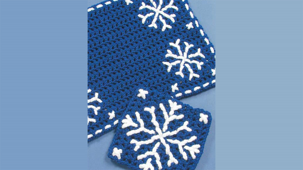 Crochet Snowflake Table Set || thecrochetspace.com