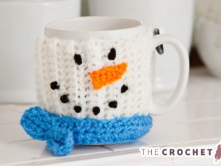 Crochet Snowman Mug Hug || thecrochetspace.com