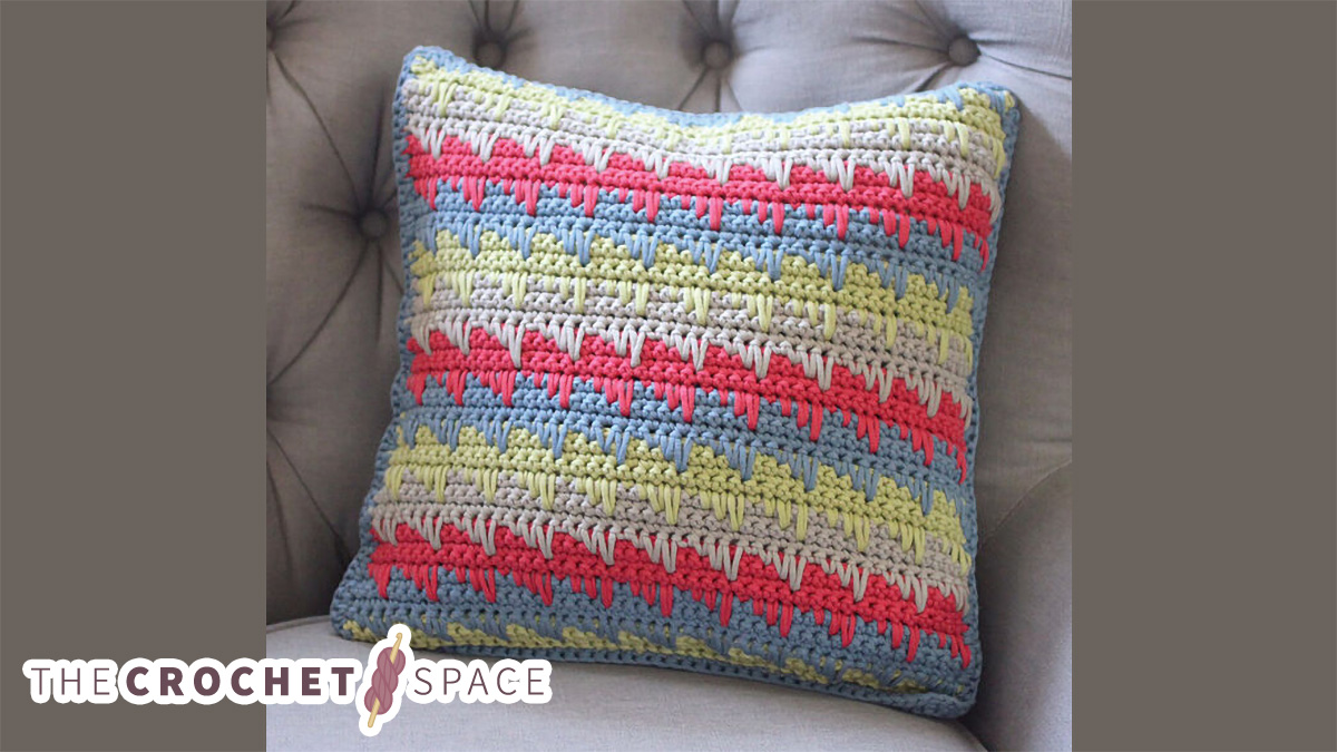 Crochet Spike Stitch Pillow || thecrochetspace.com