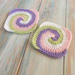 Crochet Spiral Granny Square. Close stitch square in spiral of four colors || thecrochetspace.com