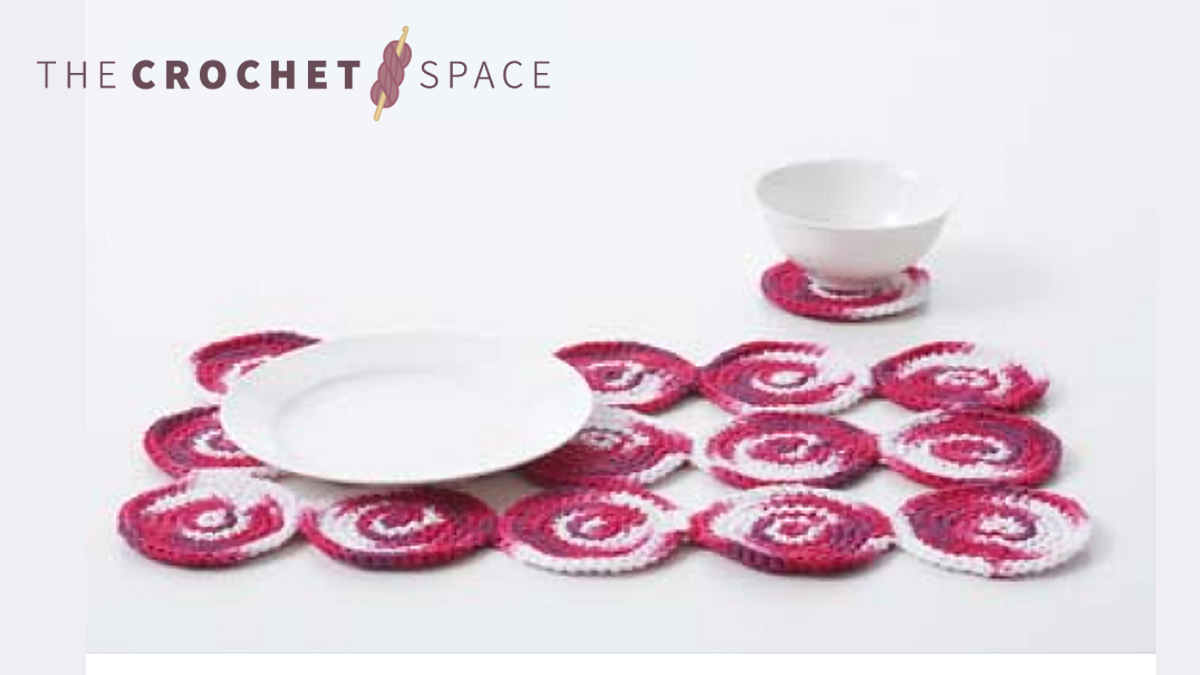 Crochet Spiral Placemat And Coaster Set || thecrochetspace.com