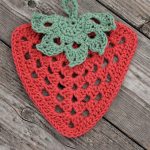 Crochet Strawberry Dishcloth. Crafted in the shape of a strawberry with green leaf || thecrochetspace.com