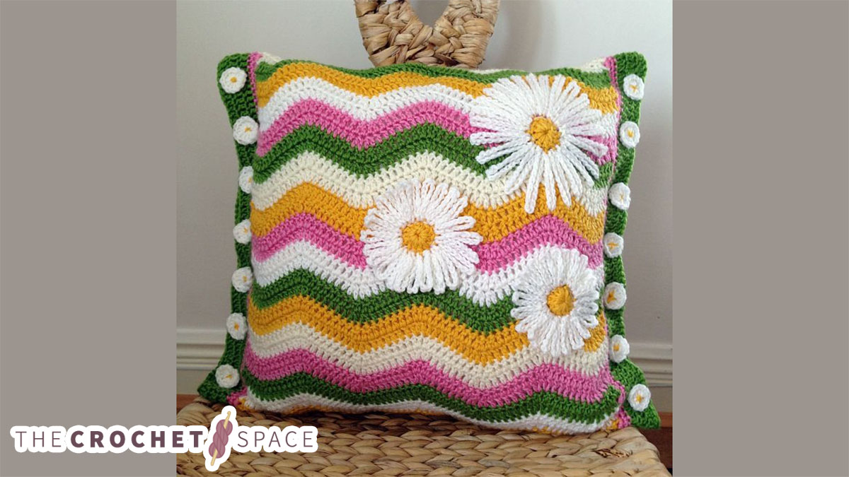 crochet summer ripple cushion || editor