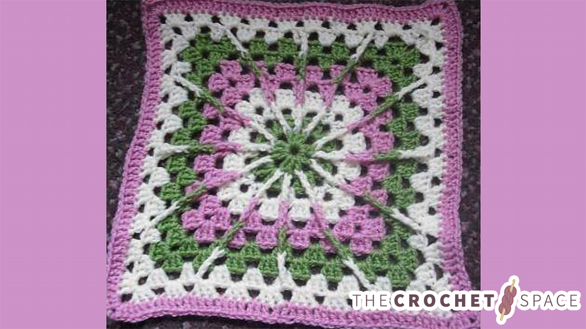 Crochet Treble Burst Square || thecrochetspace.com