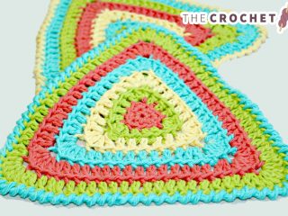 Crochet Triangle Dishcloth || thecrochetspace.com