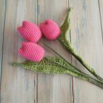 Crochet Tulips With Leaves. Bunch of pink Tulips with green leaves || thecrochetspace.com