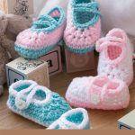 Crochet Two-Color Baby Booties. Three sets of two tone shoes || thecrochetspace.com