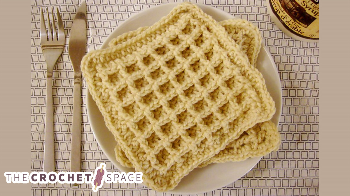 Crochet Waffle Dishcloth || thecrochetspace.com