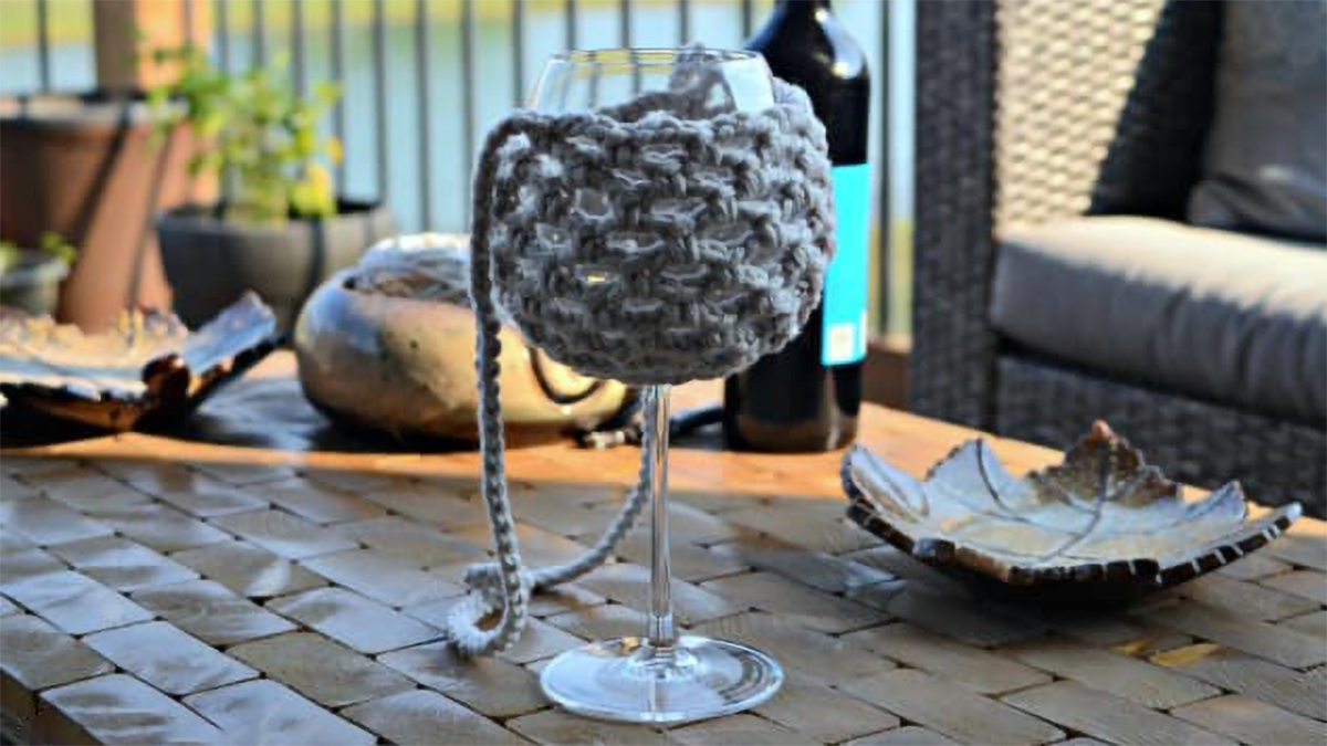 Crochet Wine Glass Carrier || thecrochetspace.com