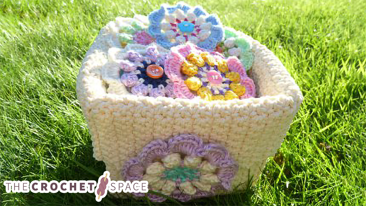 Crocheted Bavarian Popcorn Flower || thecrochetspace.com