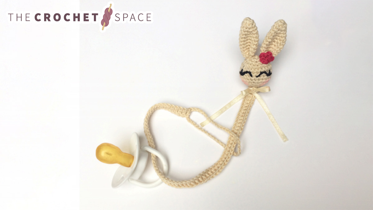 Crocheted Bunny Pacifier String || thecrochetspace.com