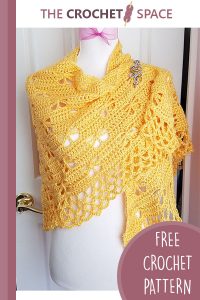 crocheted butterfly stitch prayer shawl || https://thecrochetspace.com