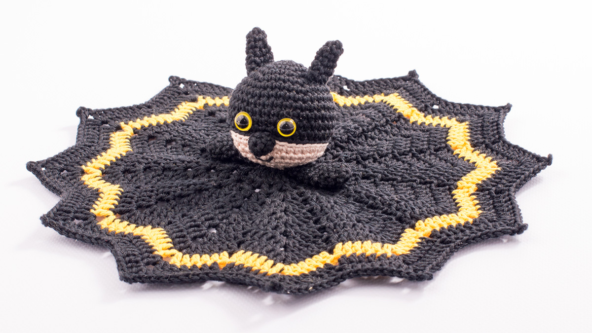Crocheted Caped Crusader Blankie || thecrochetspace.com
