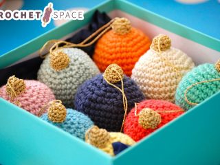 Crocheted Christmas Baubles || thecrochetspace.com