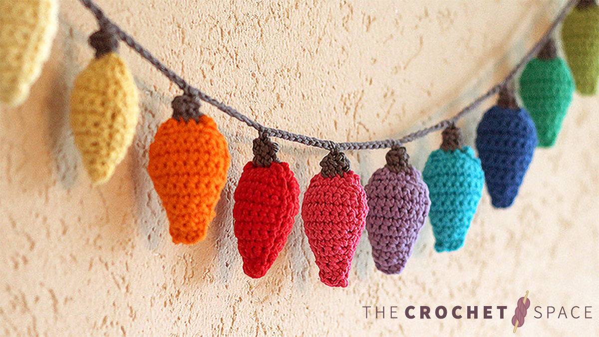 Crocheted Christmas Lights || thecrochetspace.com