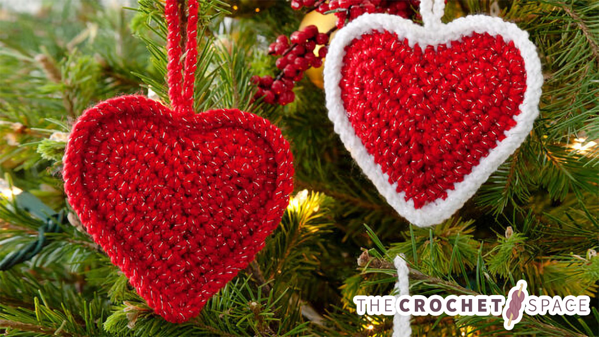 Crocheted Christmas Love Hearts || thecrochetspace.com
