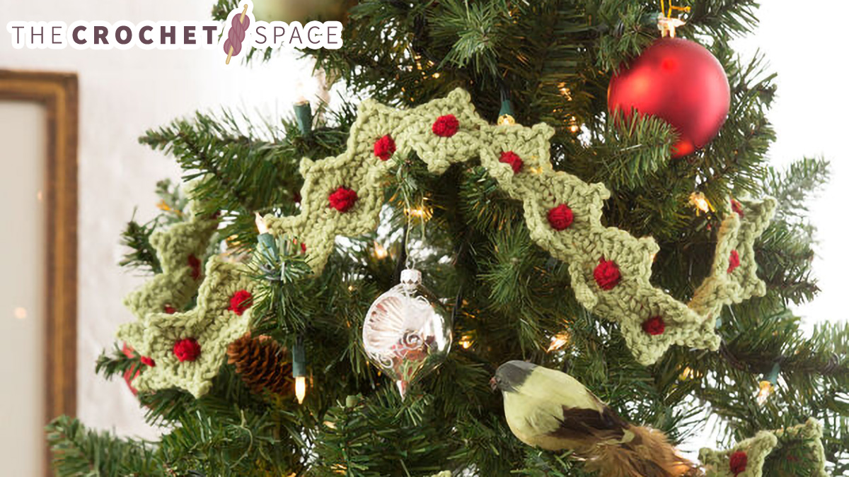 Crocheted Christmas Tree Garland || thecrochetspace.com