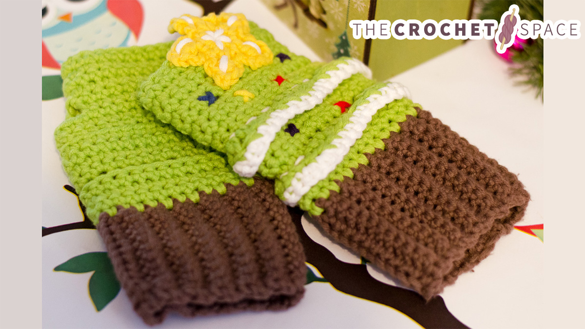 Crocheted Christmas Tree Hand-Warmers || thecrochetspace.com