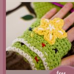 Crocheted Christmas Tree Hand-Warmers || thecrochetspace.com