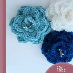 Crocheted Crocodile Stitch Flower . 3x flowers in the right hand corner || thecrochetspace.com