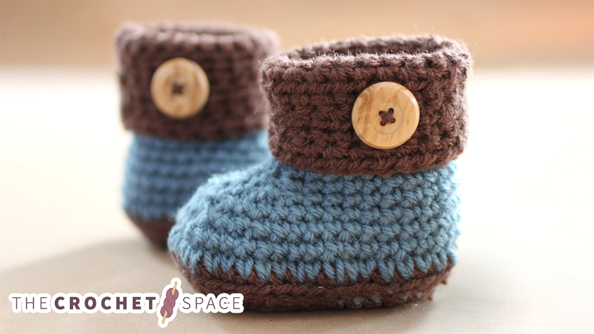 crocheted cuffed baby booties || https://thecrochetspace.com