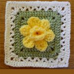 Crocheted Daffodowndillies Square. Crafted in green, white and yellow daffodil || thecrochetspace