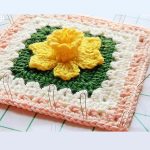 Crocheted Daffodowndillies Square. Crafted in peach cream, green and yellow Daffodil || thecrochetspace.com