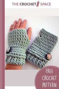 crocheted fingerless gloves || https://thecrochetspace.com