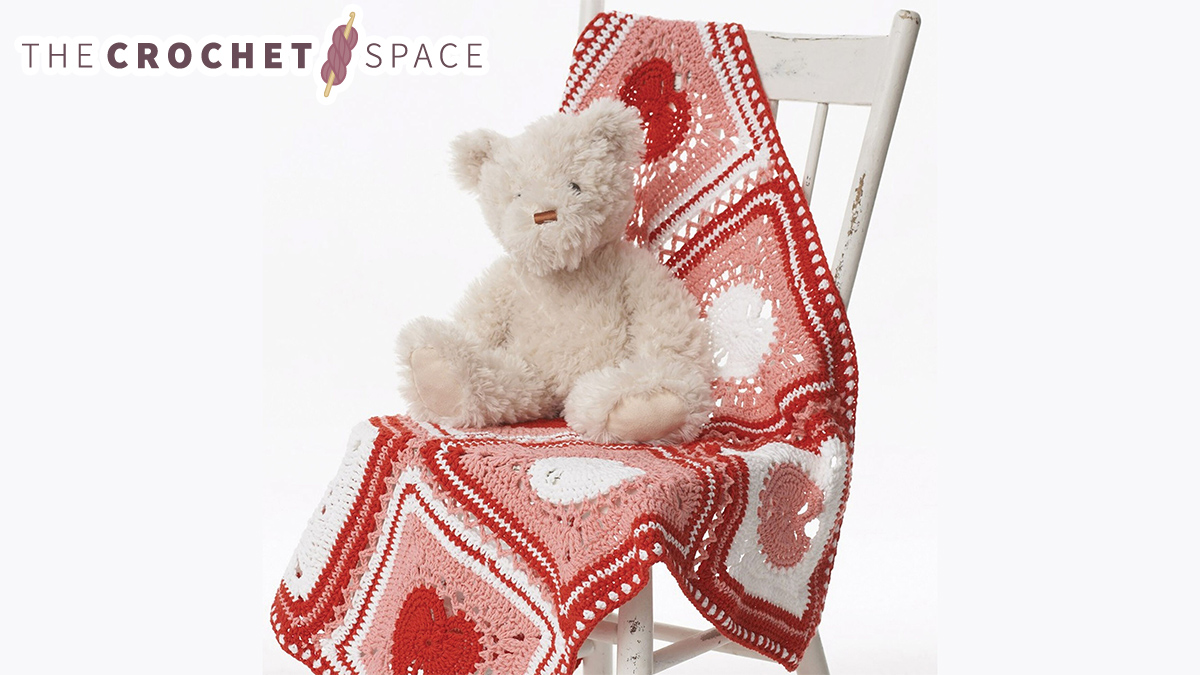 Crocheted Heart Blanket || thecrochetspace.com