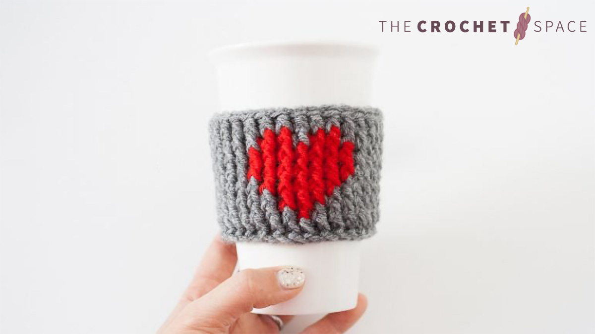 Crocheted Heart Cup Warmer || thcerochetspace.com