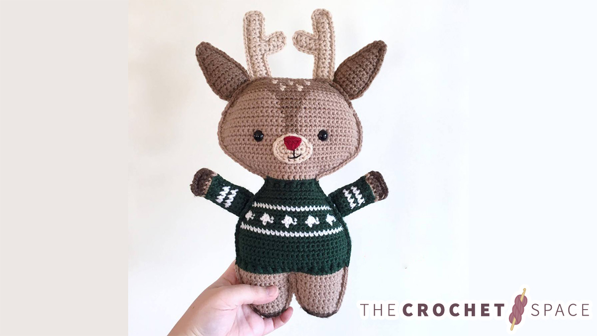 Crocheted Holiday Deer Buddy || thecrochetspace.com