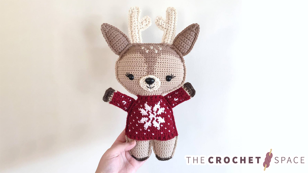 Crocheted Holiday Deer Delilah || thecrochetspace.com