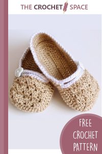 crocheted matching slippers for mum and daughter || https://thecrochetspace.com