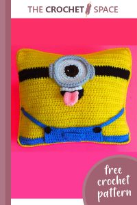 crocheted mighty minion cushion || https://thecrochetspace.com