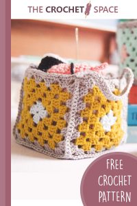 crocheted mini granny square baskets || editor