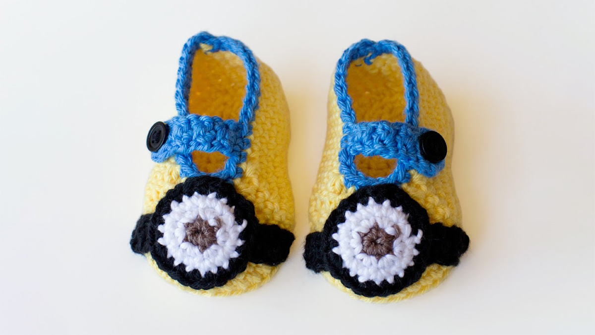 crocheted minion baby slippers || https://thecrochetspace.com