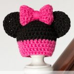 Crocheted Minnie Mouse Inspired New Born Hat. Crafted in black and fuscia pink with big, pink bow || thecrochetspace.com