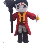 Crocheted Quidditch Harry Potter. Harry with his broomstick and golden snitch || |thecrochetspace.com