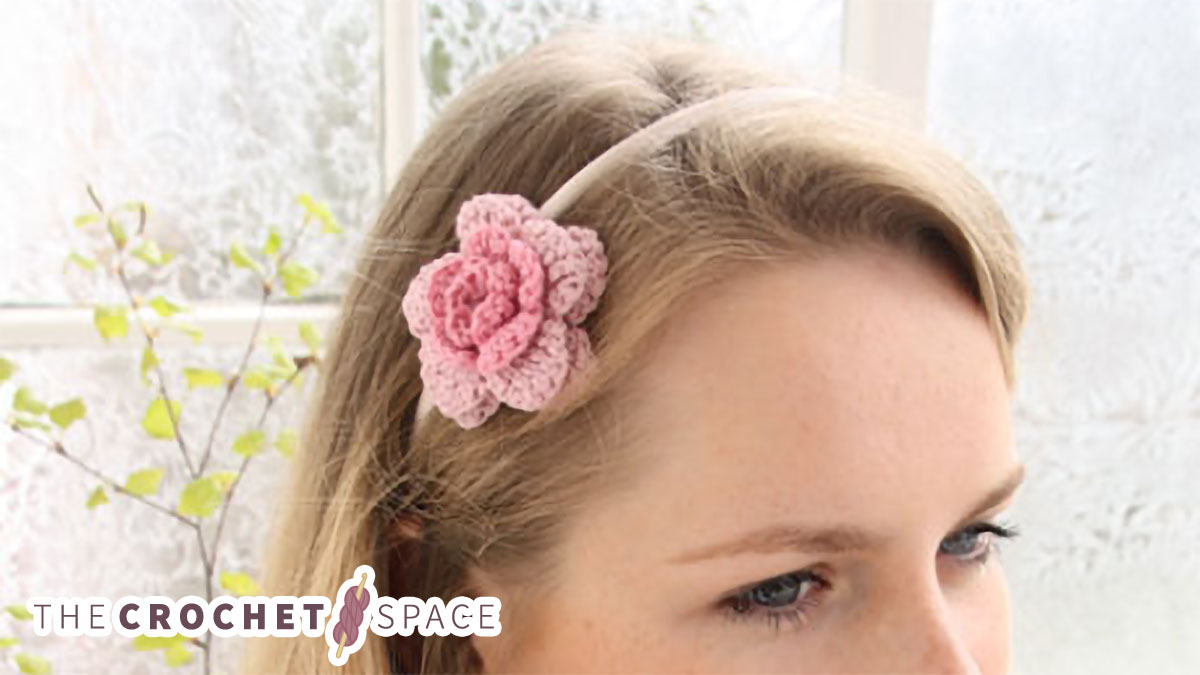 Crocheted Romantic Flower Hair Band || thecrochetspace.com